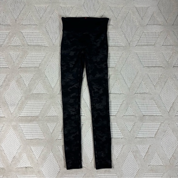 Spanx Faux Leather Camo Leggings Size XS - Picture 6 of 14